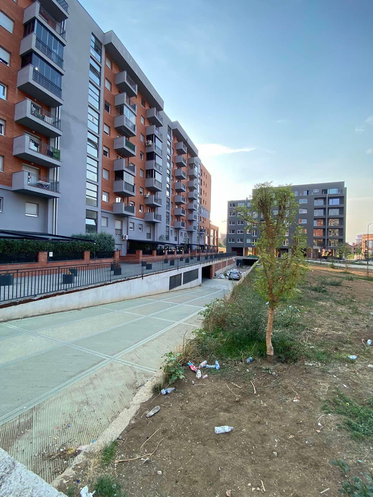 Lokal Afarist me Qira – 830 m² 4