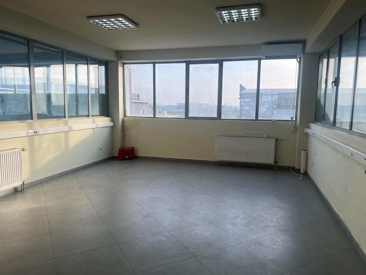Hapësirë Afariste me QIRA – 900 m² 4