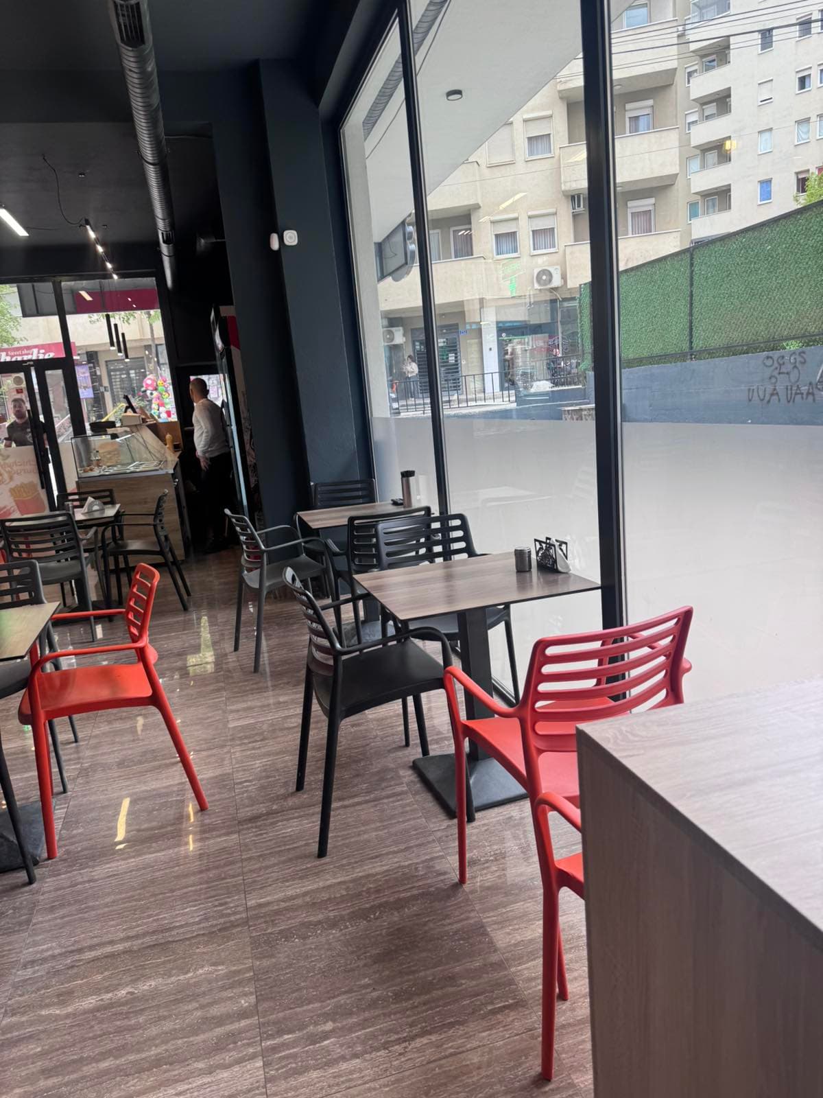 Lokal me QIRA – 75 m² | Rruga B, 2