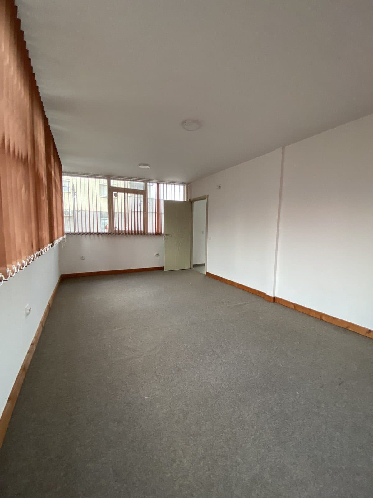 Lokal Afarist me Qira – 150 m² 3