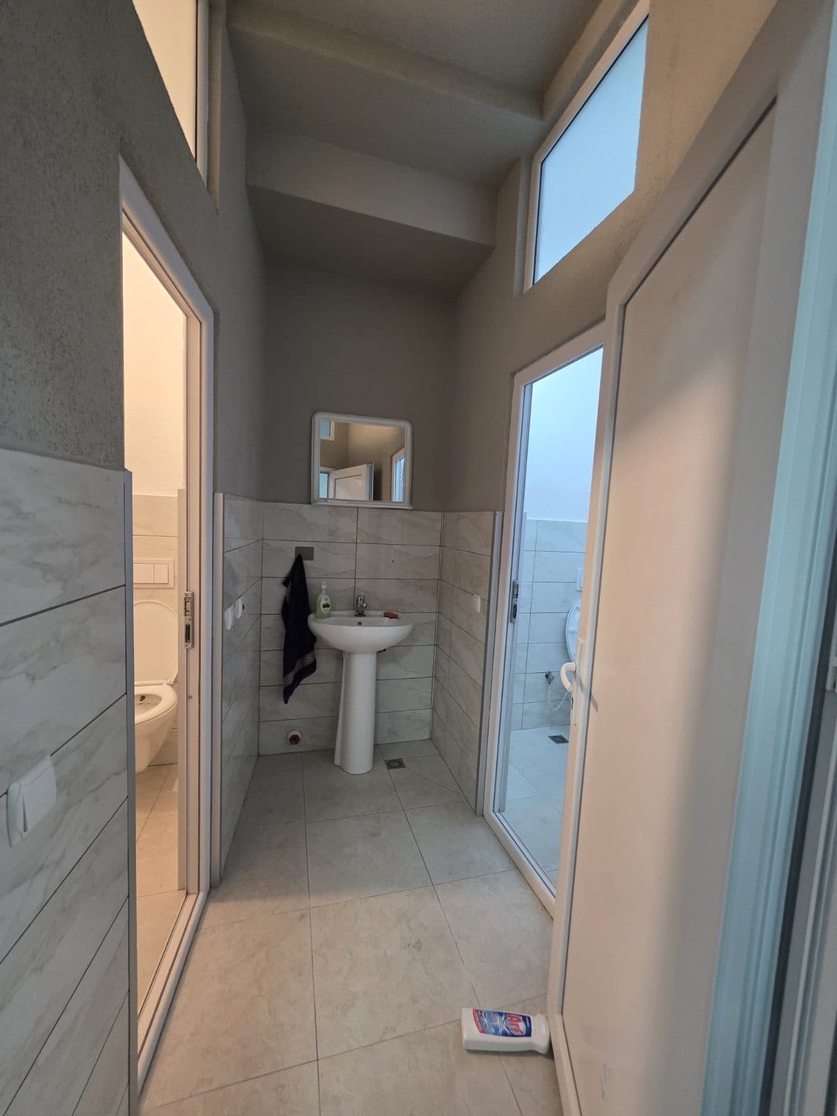 HAPËRIRË KOMERCIALE PËR QIRA – 252 m²