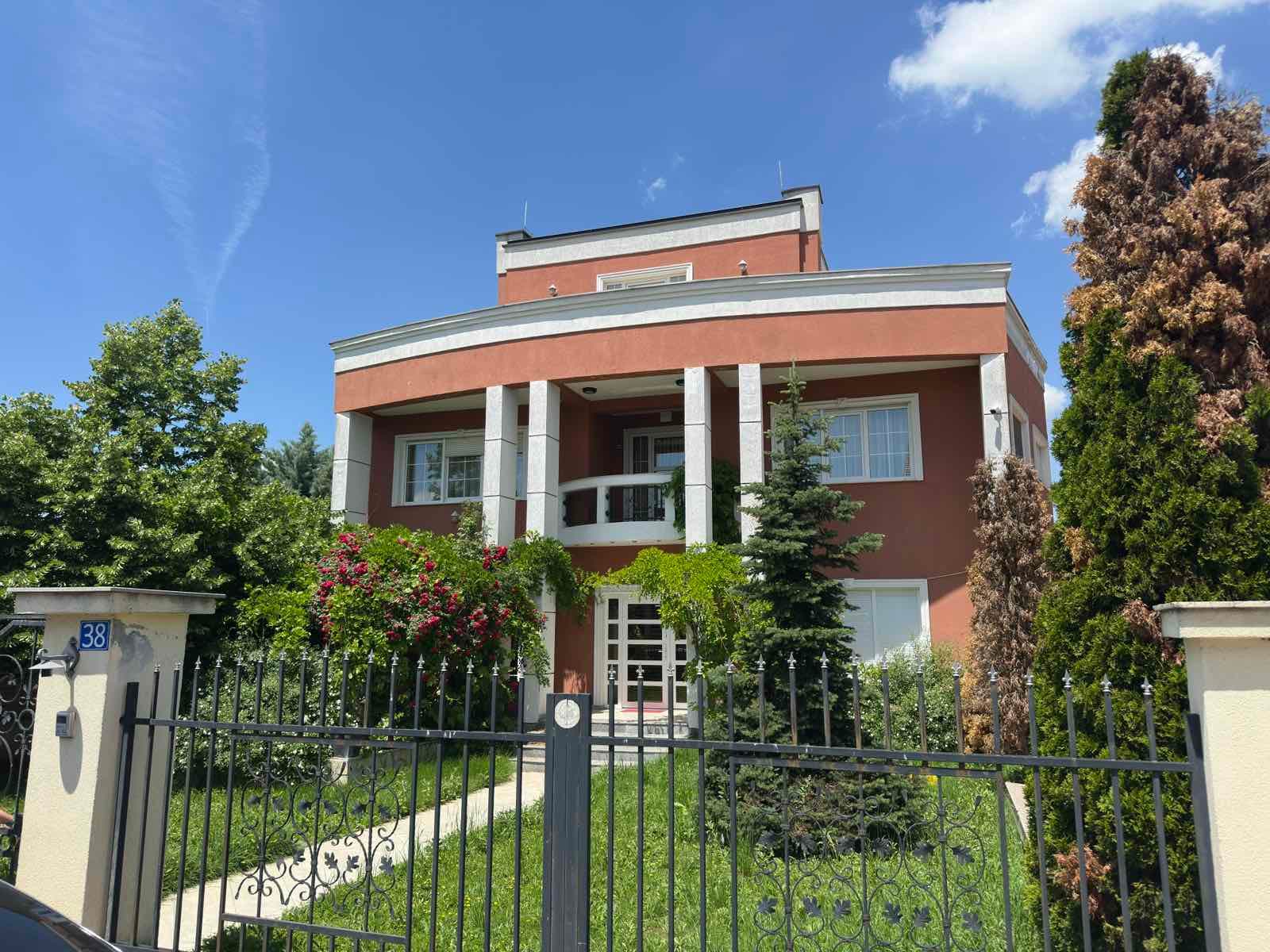 Shtëpi në SHITJE – 600 m² Hapësirë