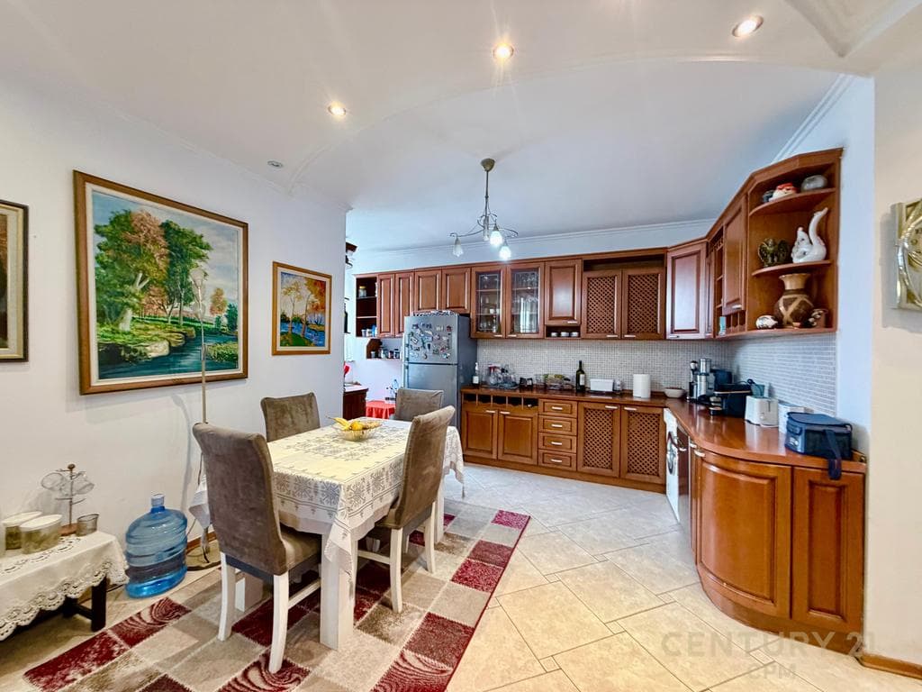 NE KOMUNEN E PARISIT SHESIM SUPER APARTAMENT 2+1+VERANDE PRANE KIKA 1 3