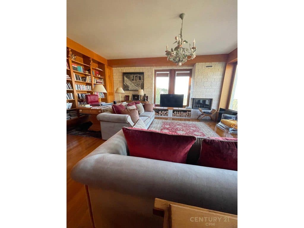 Jepet me Qira Vile 3-kateshe me pishine dhe super pamje, Petrelë, Tiranë - 3500€ | 421 m²