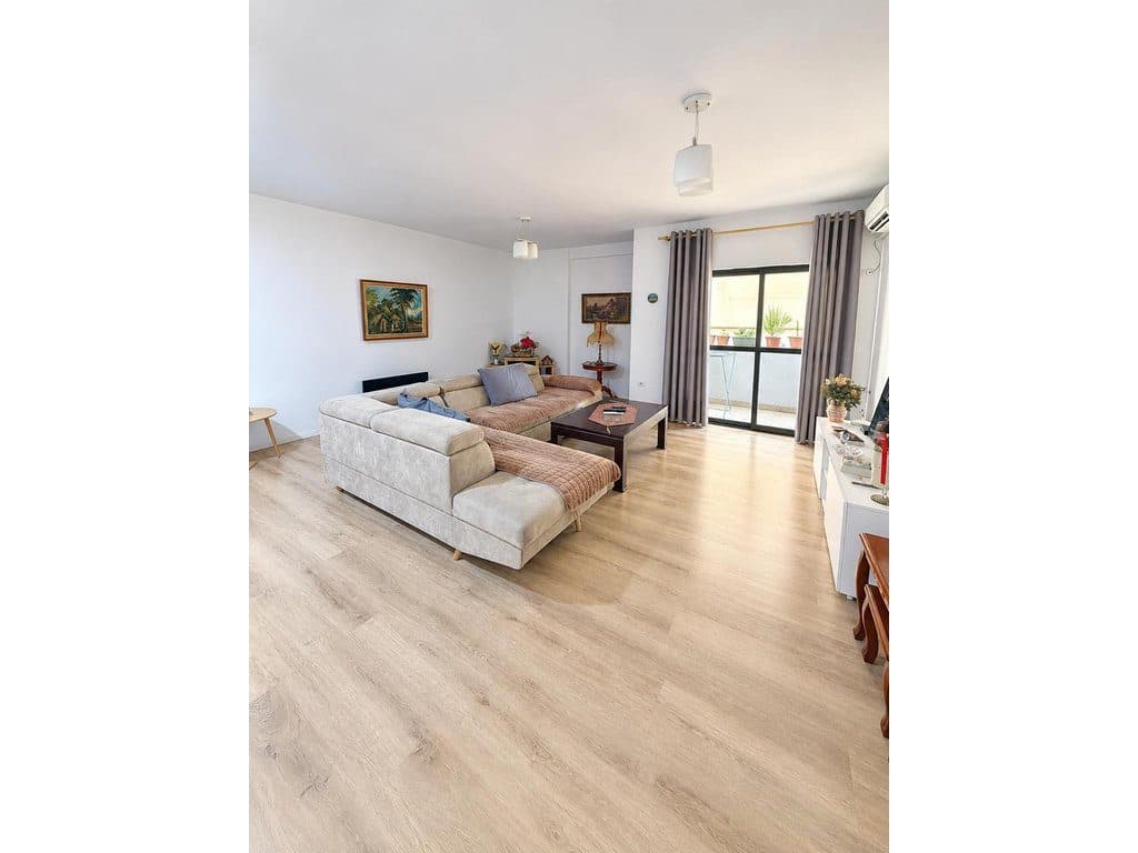 PRANE LULISHTES KOMUNA E PARISIT SHESIM APARTAMENT 2+1+2