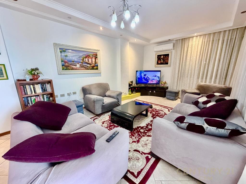 NE KOMUNEN E PARISIT SHESIM SUPER APARTAMENT 2+1+VERANDE PRANE KIKA 1 2