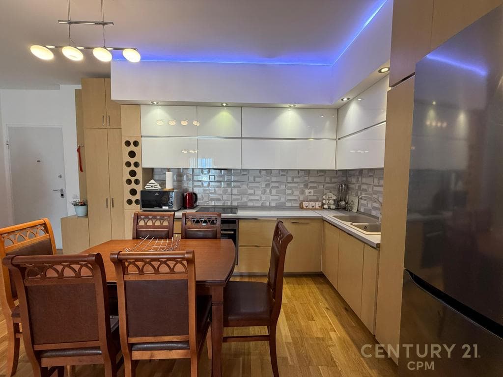 Jepet me qira apartament 2+1+2, me ballkon dhe pamje fantastike nga Liqeni dhe Kopshti Botanik 2