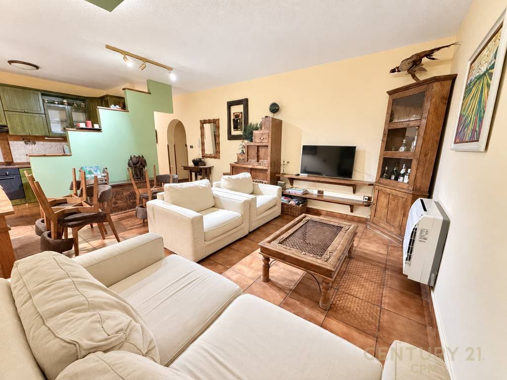 JAPIM PER QIRA APARTAMENT 2+1, RRUGA E KOSOVAREVE!