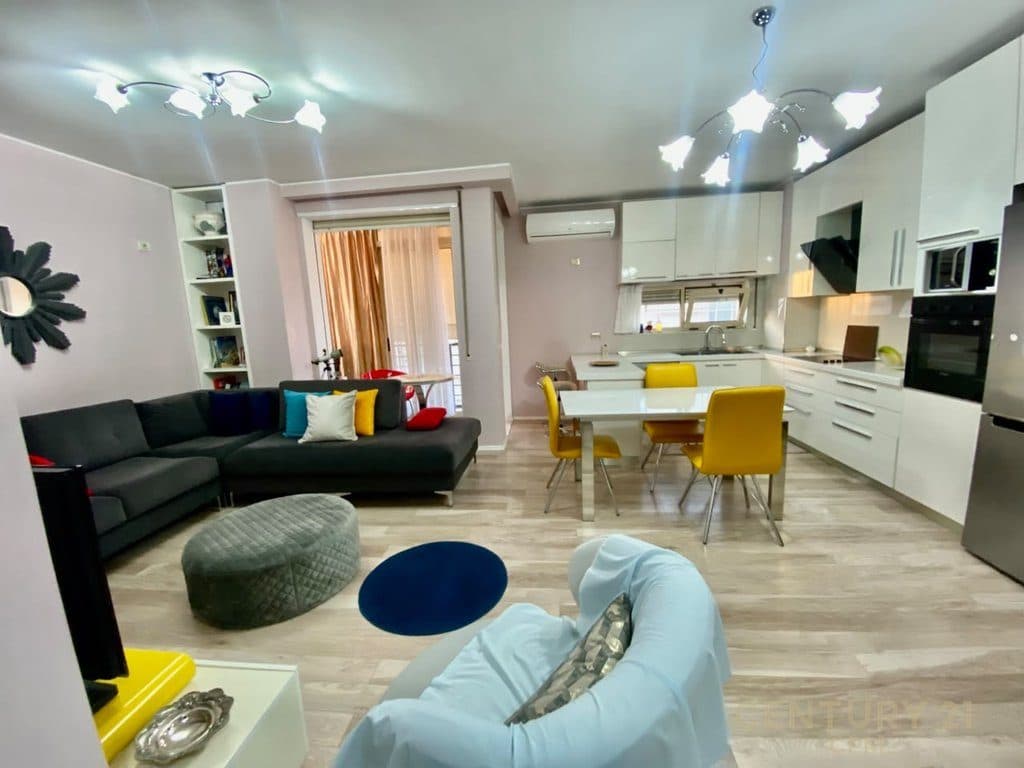 NE KOMUNEN E PARISIT TEK KRISTAL CENTER SHESIM APARTAMENT 2+1+2+VERANDE + DEPO