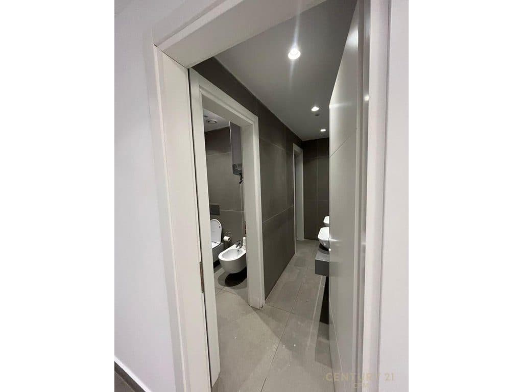 Zyrë Moderne + 2 poste parkimi Ne Shitje, prane Kika 2, Komuna e Parisit, Tiranë 3