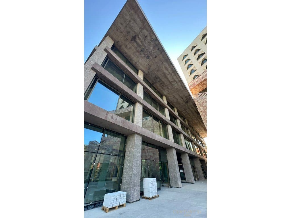 Hapësirë multifunksionale Corner Per Qira, Book Building Sheshi Skënderbej, Tiranë - 11,000€ | 289.44 m² MUNDESI NDARJE 2