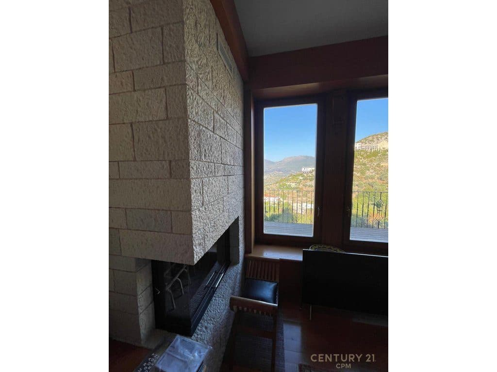 Jepet me Qira Vile 3-kateshe me pishine dhe super pamje, Petrelë, Tiranë - 3500€ | 421 m² 2