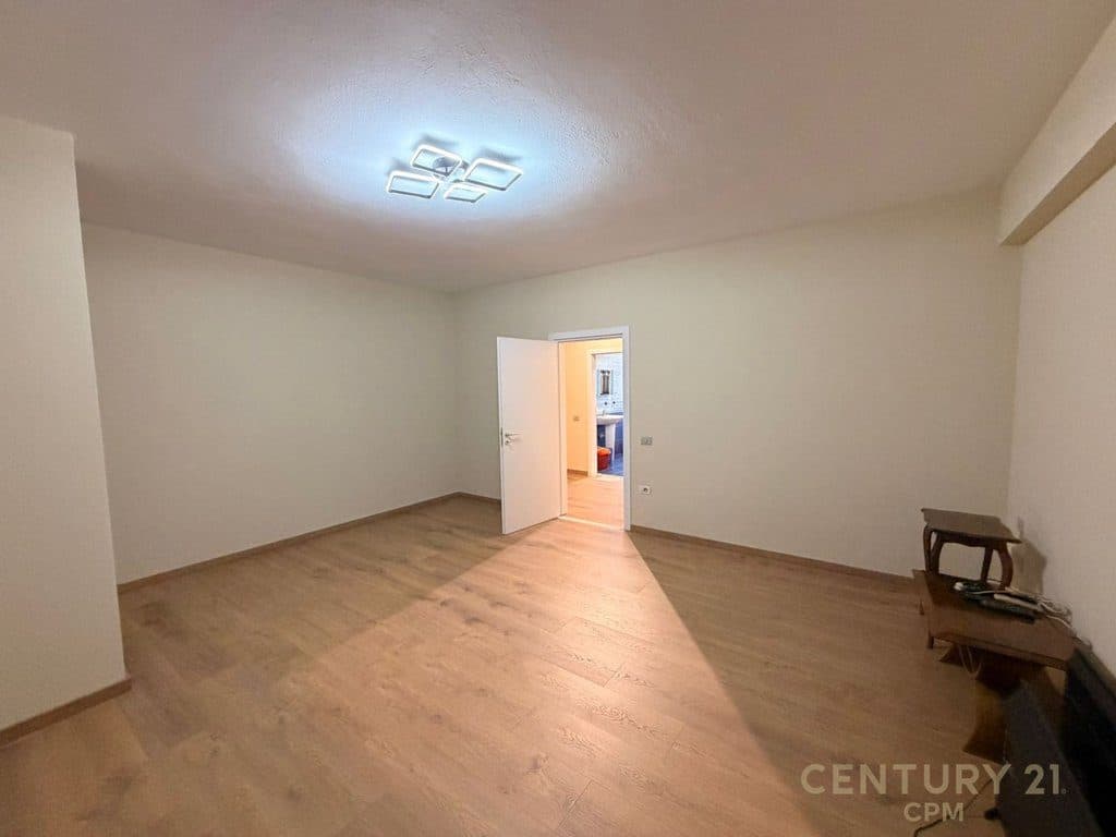 SHESIM APARTAMENT 3+1+2 PRANE STACIONIT TE FUNDIT TE TIRANES SE RE!!! 2