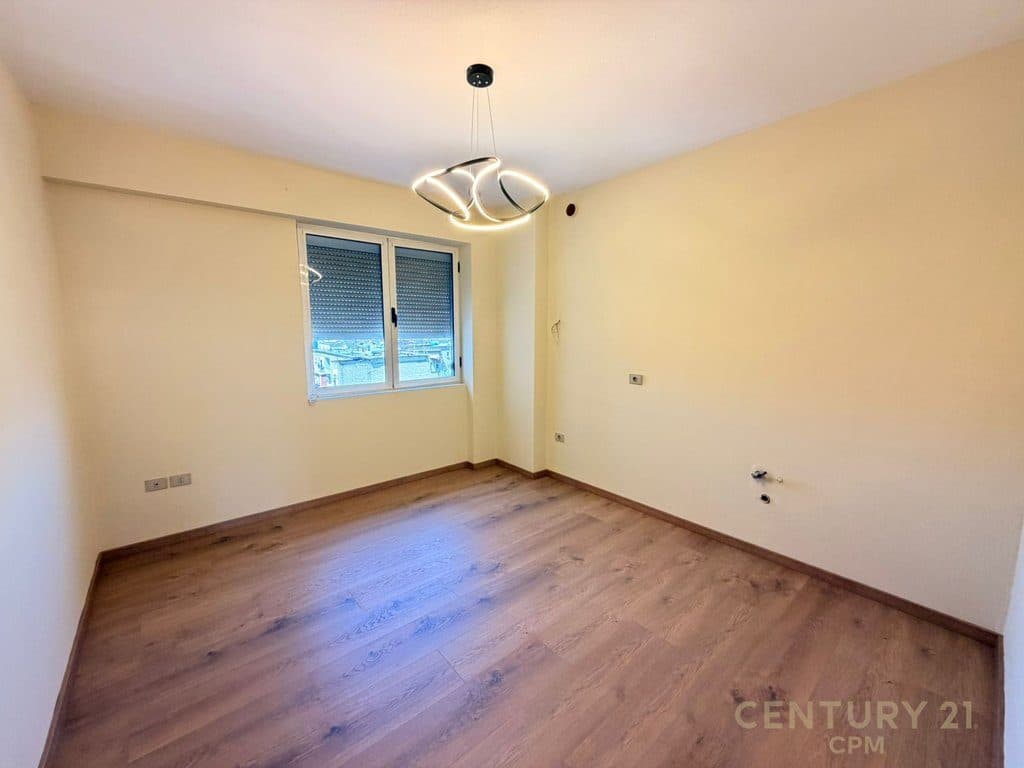 SHESIM APARTAMENT 3+1+2 PRANE STACIONIT TE FUNDIT TE TIRANES SE RE!!! 3