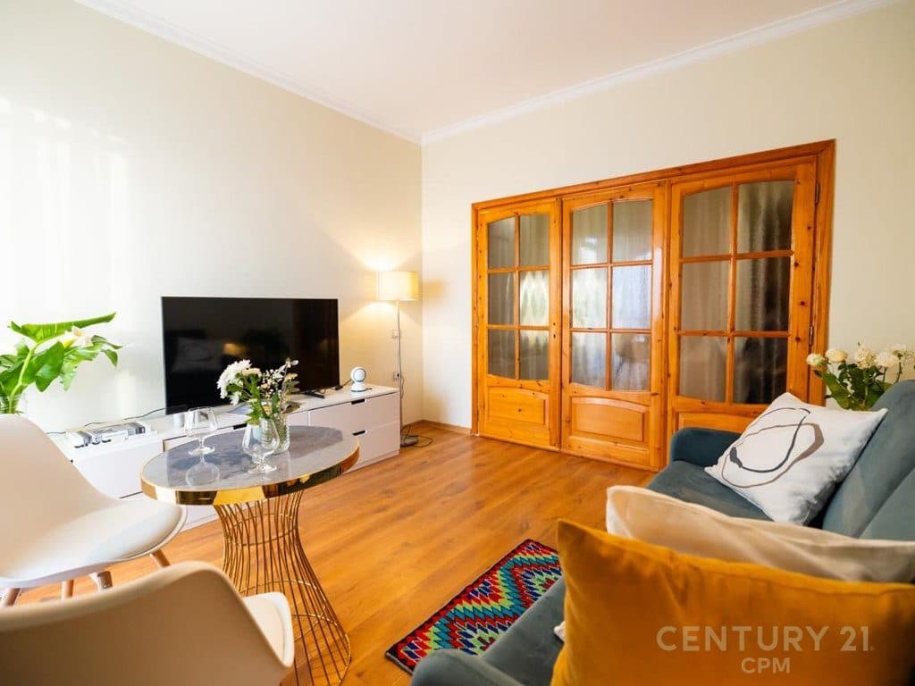 Shitet apartament me pamje nga deti ne Vlore 4