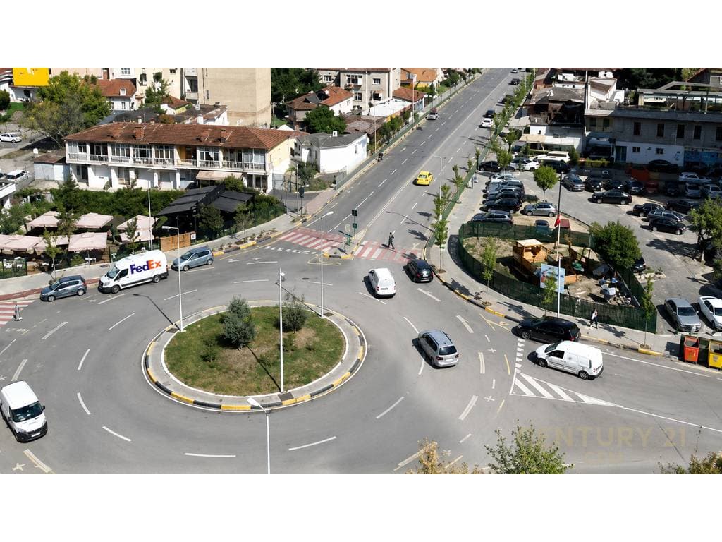 Jepet me qira dyqan buze rruge, Medar Shtylla, Komuna e Parisit