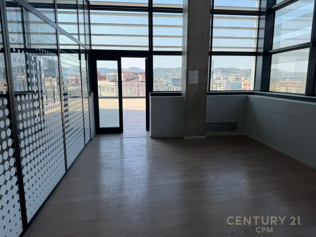 Jepet Per Qira Kati i nje Godine Prestigjoze + 4 poste parkimi, Rruga e Kavajës, Tirana - 25,000€ | 921.81 m² 3