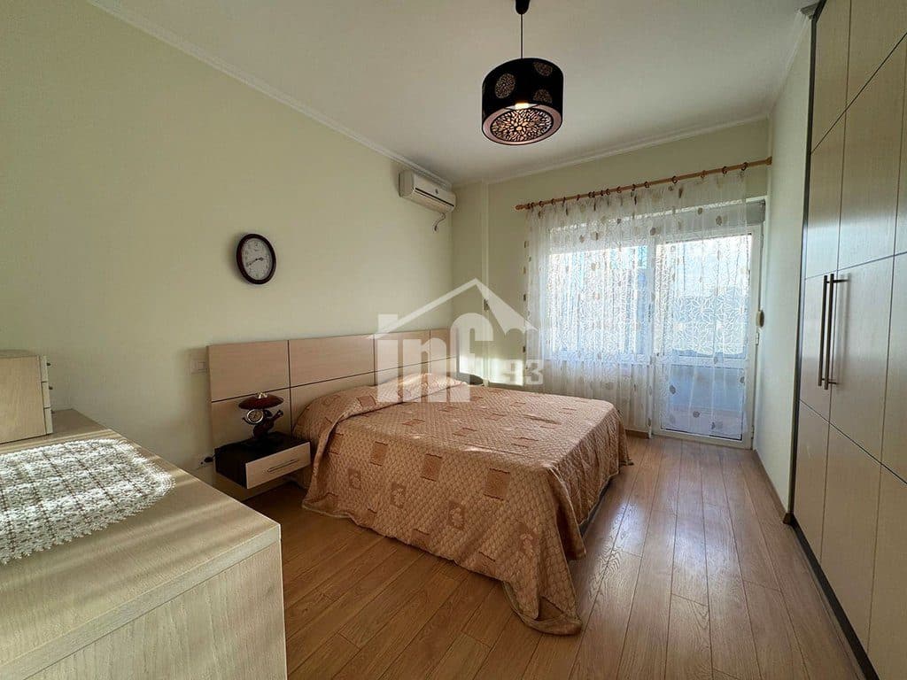 PRANË PAZARIT TË RI 4