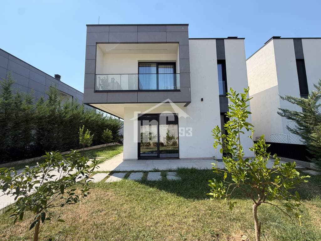 NË LUNDËR, PRANË QENDRES TREGTARE TEG 2