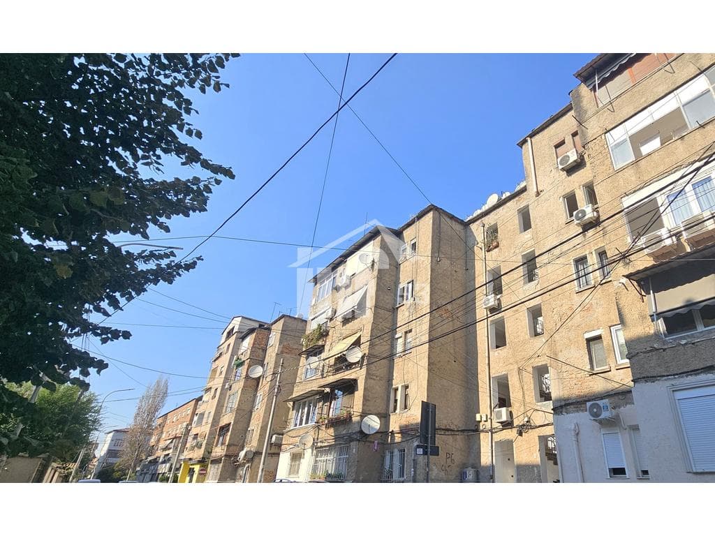 MBRAPA SHKOLLËS SË KUQE, RRUGA “THANAS ZIKO”