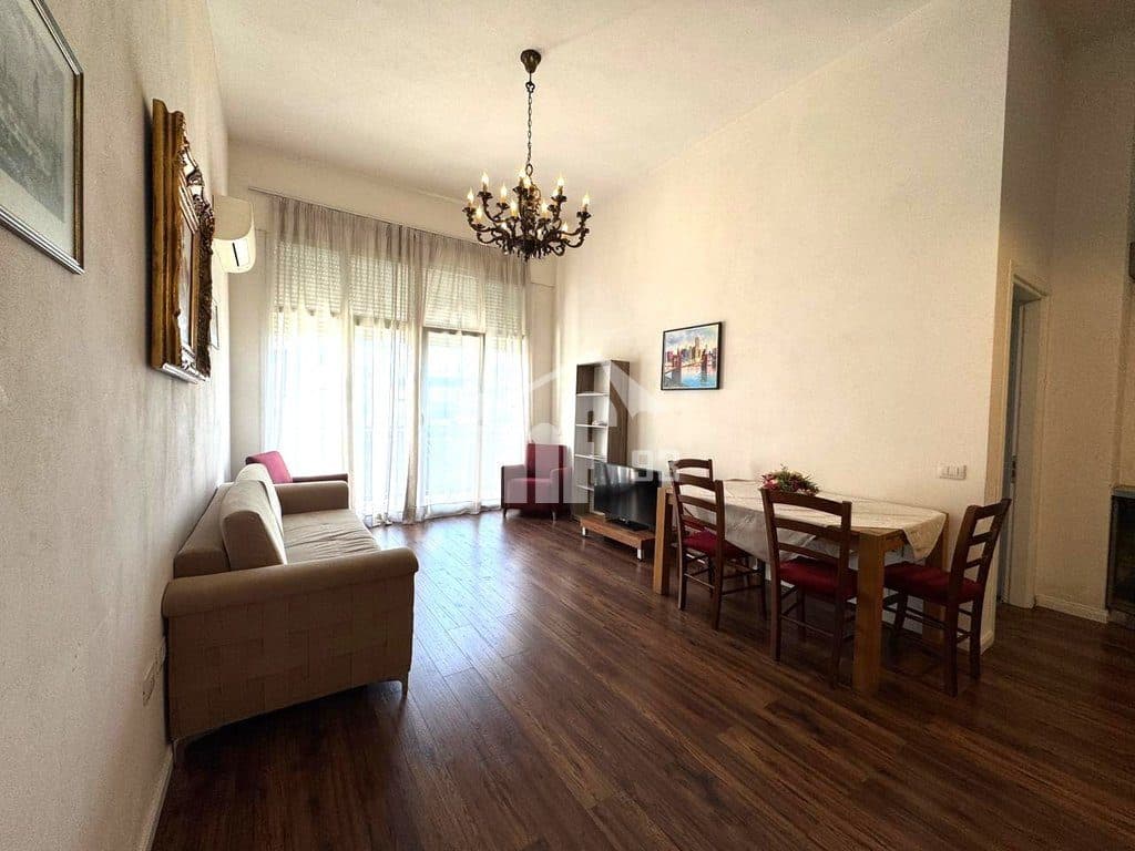 PRANË RING CENTER, ZOGU I ZI