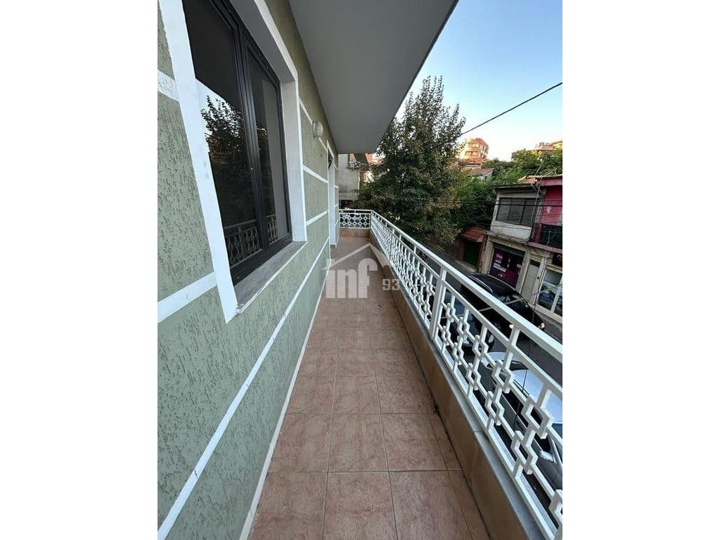 PRANË GJIMNAZIT “ISMAIL QEMALI”, BULEVARDI “ZHAN D’ARK”