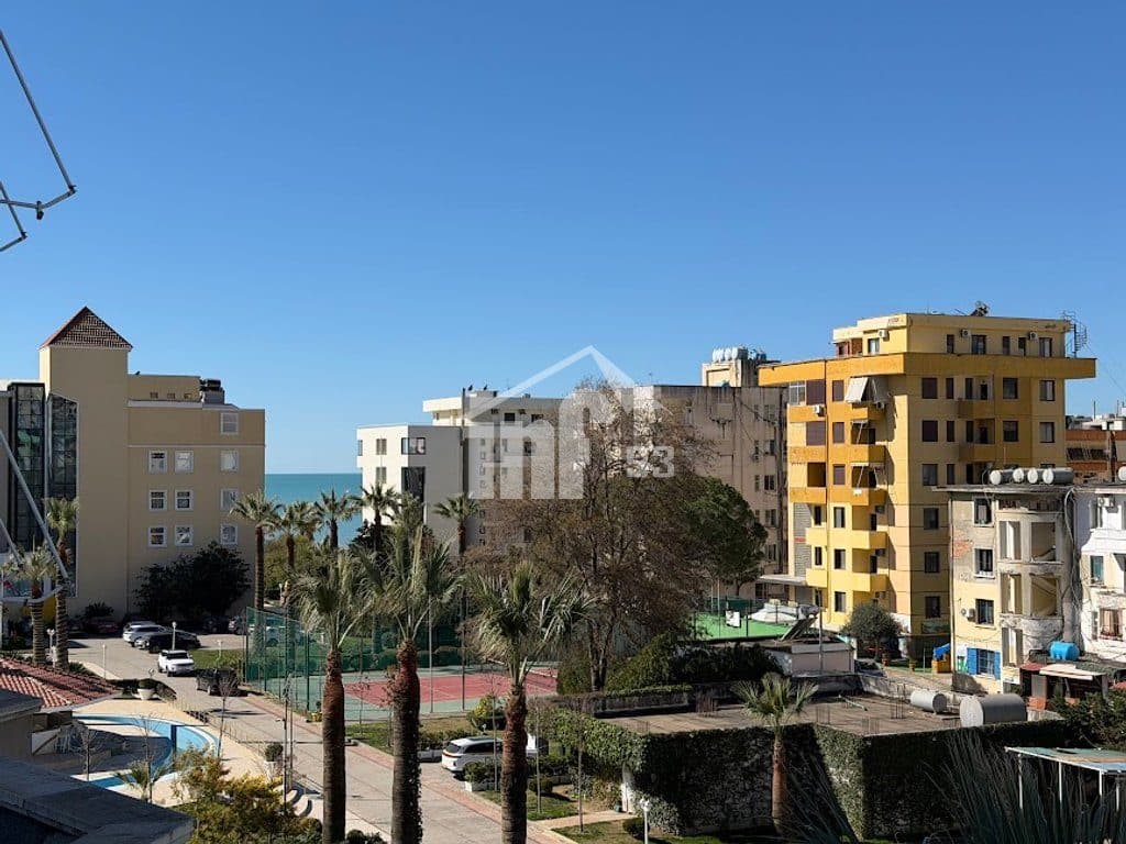 NË PLAZHIN E DURRËSIT