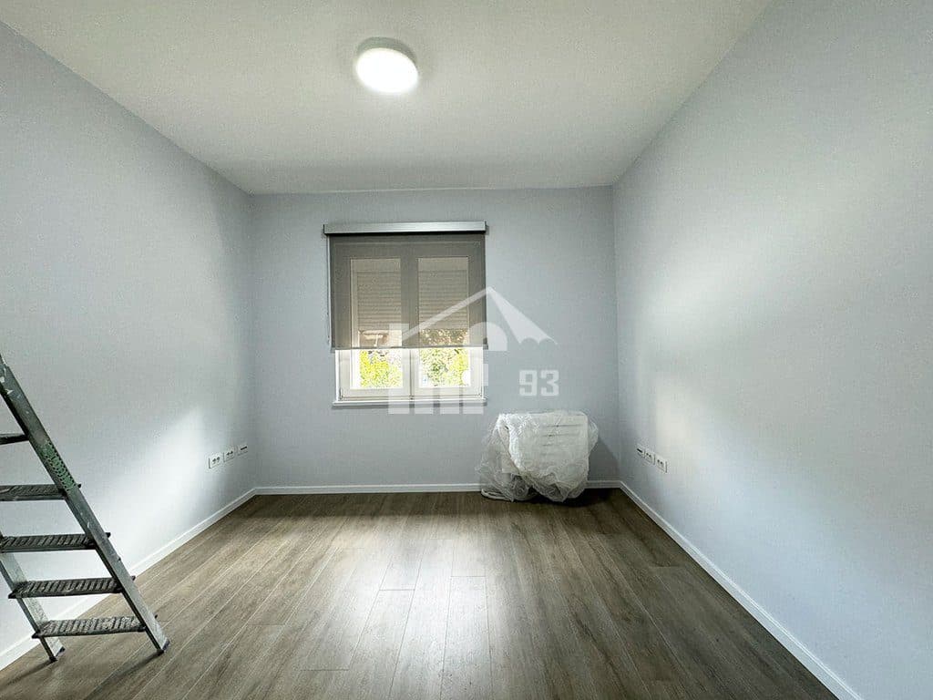 PRANË LIBRIT UNIVERSITAR TE ISH BLLOKU 3