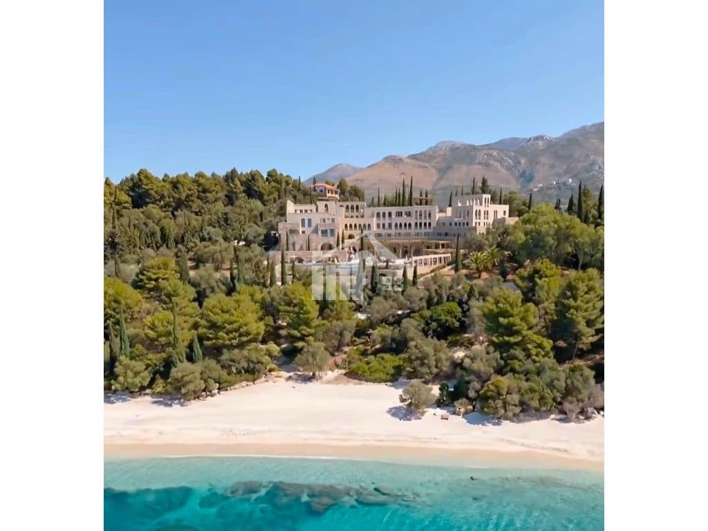 “DYEUS HOTEL & SUITES” NE PLAZHIN E DHERMIUT