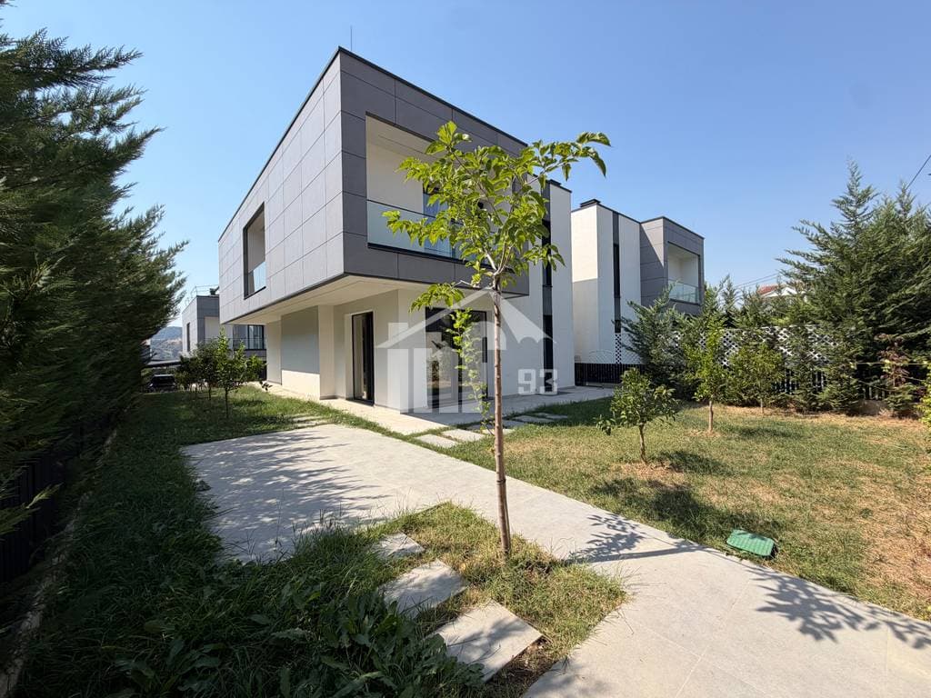 NË LUNDËR, PRANË QENDRES TREGTARE TEG