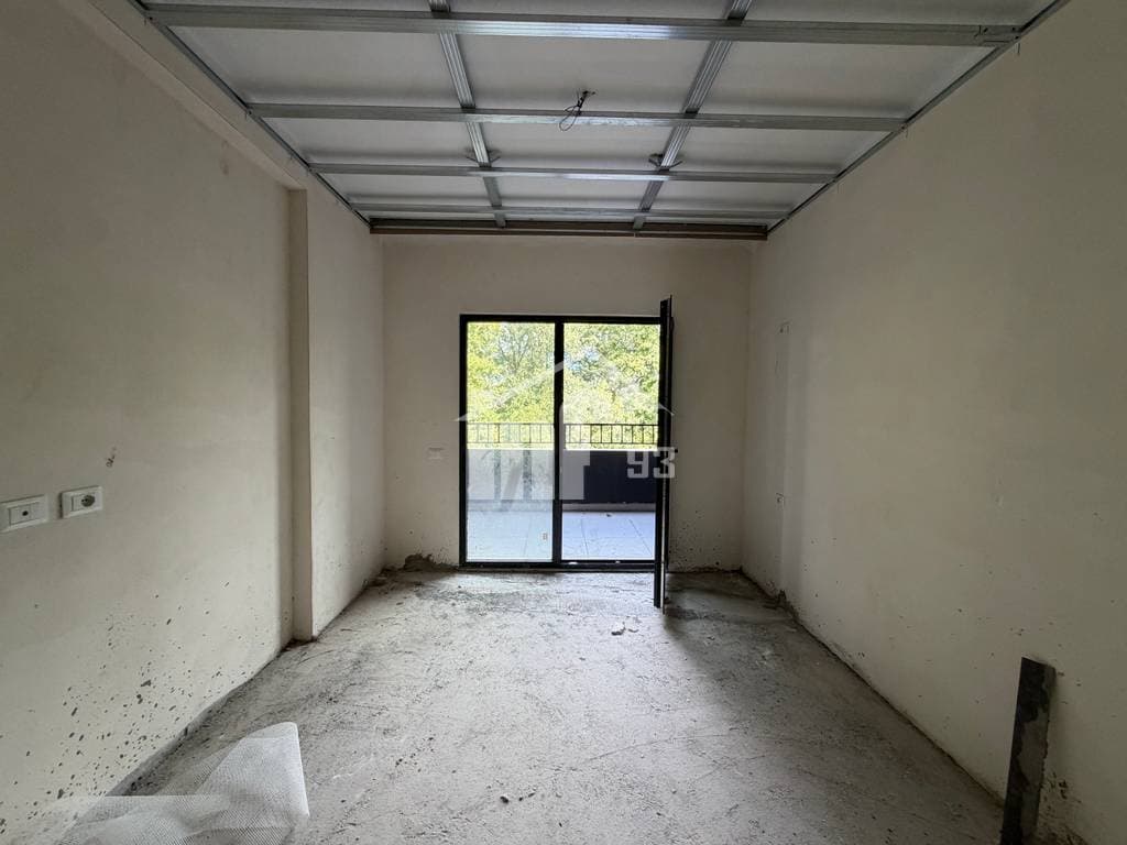 TEK XIBRAKU, PRANË RRUGËS SË ELBASANIT