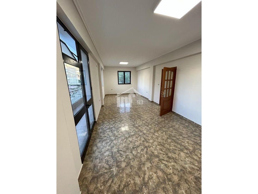 PRANË GJIMNAZIT “ISMAIL QEMALI”, BULEVARDI “ZHAN D’ARK” 4
