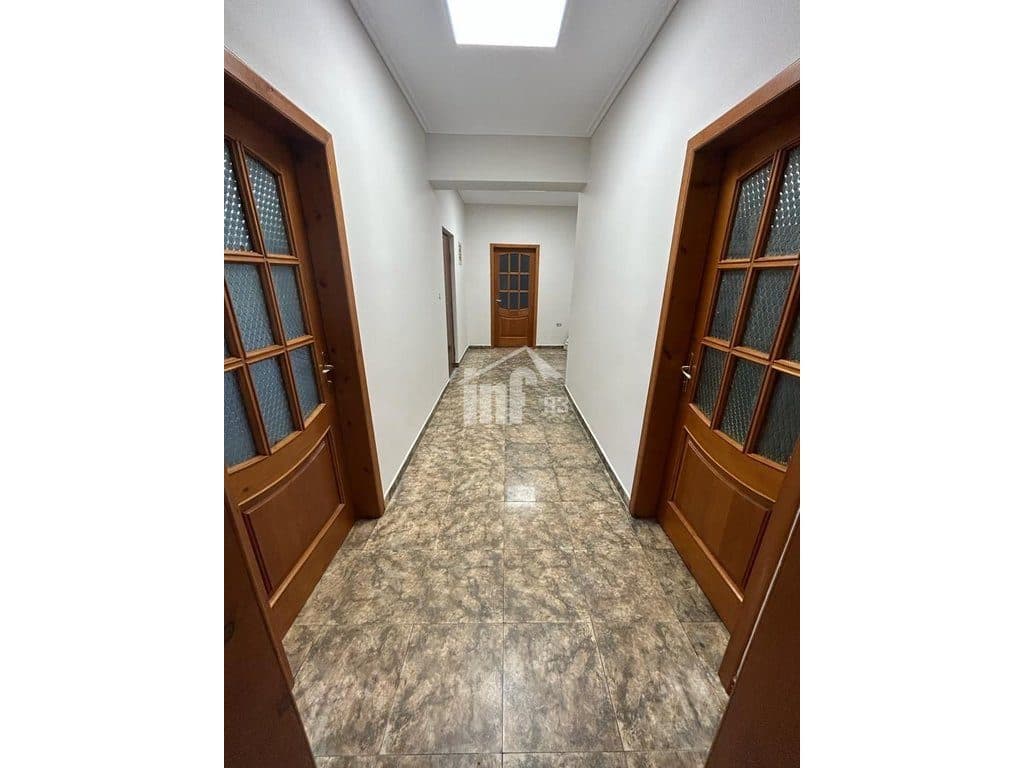 PRANË GJIMNAZIT “ISMAIL QEMALI”, BULEVARDI “ZHAN D’ARK” 2