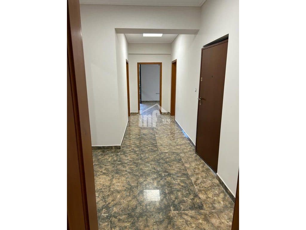 PRANË GJIMNAZIT “ISMAIL QEMALI”, BULEVARDI “ZHAN D’ARK” 3