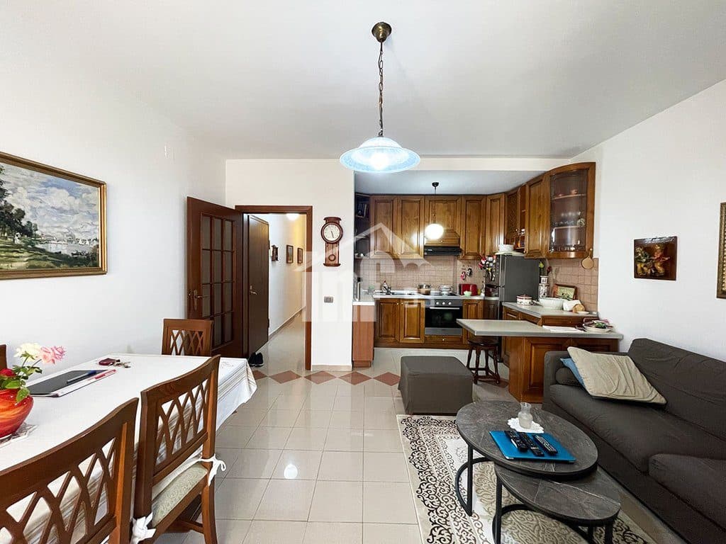 PRANË PAZARIT TE RI 2