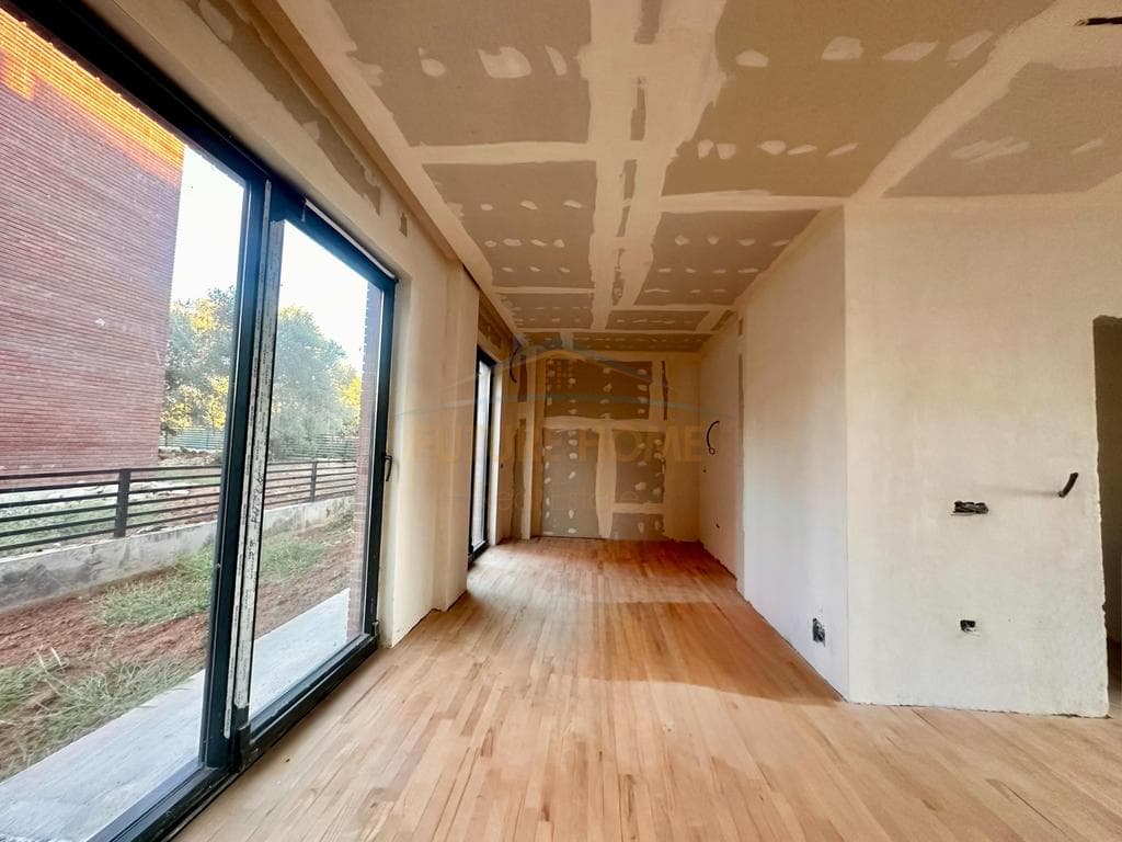 Shitet ,Vile ne Rezidencen Roses , prane Liqenit te Farkes 3