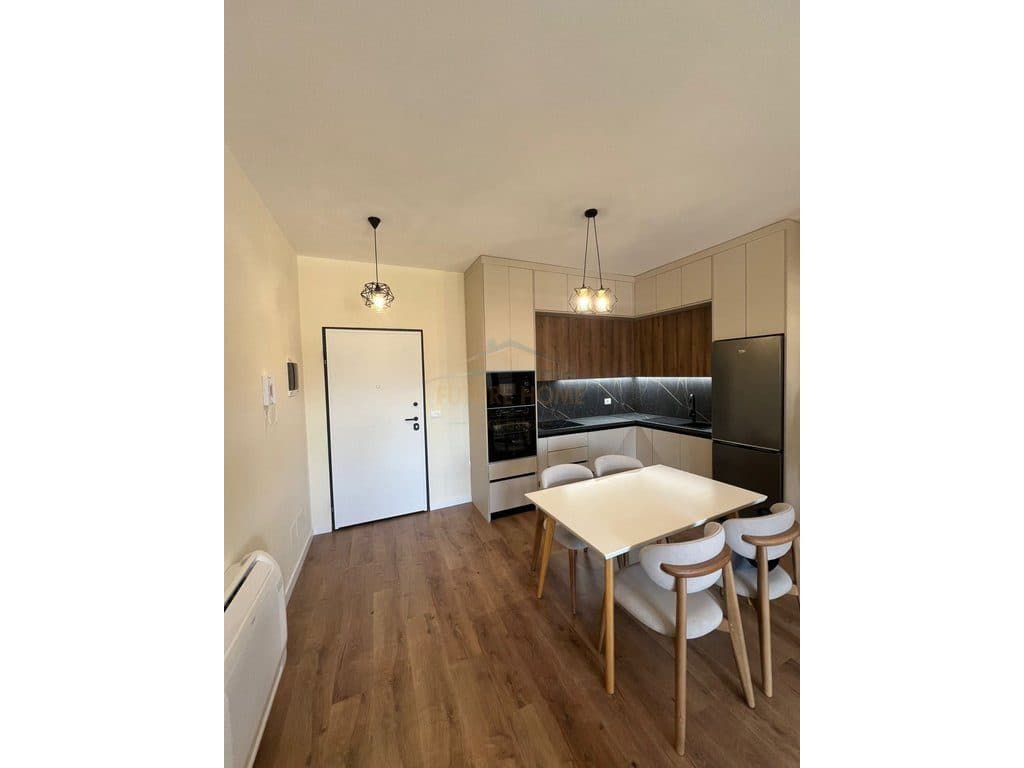 Qera Apartament 2+1+2+Post, Rruga 5 Maji, Tiranë