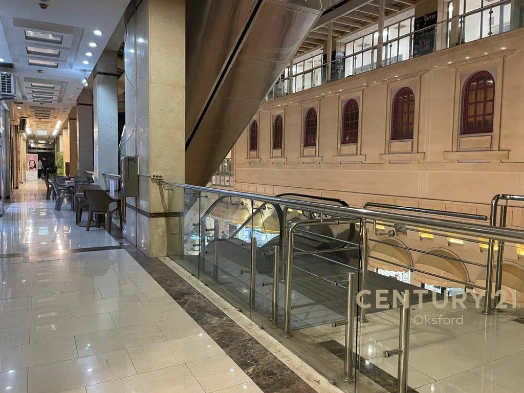 TEK RRUGA E BARRIKADAVE ,QENDRA GALERIA SHESIM NJESI 4