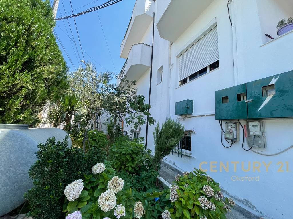 Apartament 3+2+1 në një Vilë Private për Shitje – Plotësisht i Mobiluar, Oborr Privat, 3 Ballkone & Parkim | Shkozë, Tiranë