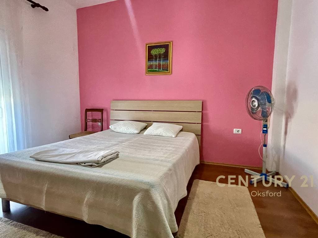 Apartament 3+2+1 në një Vilë Private për Shitje – Plotësisht i Mobiluar, Oborr Privat, 3 Ballkone & Parkim | Shkozë, Tiranë 3