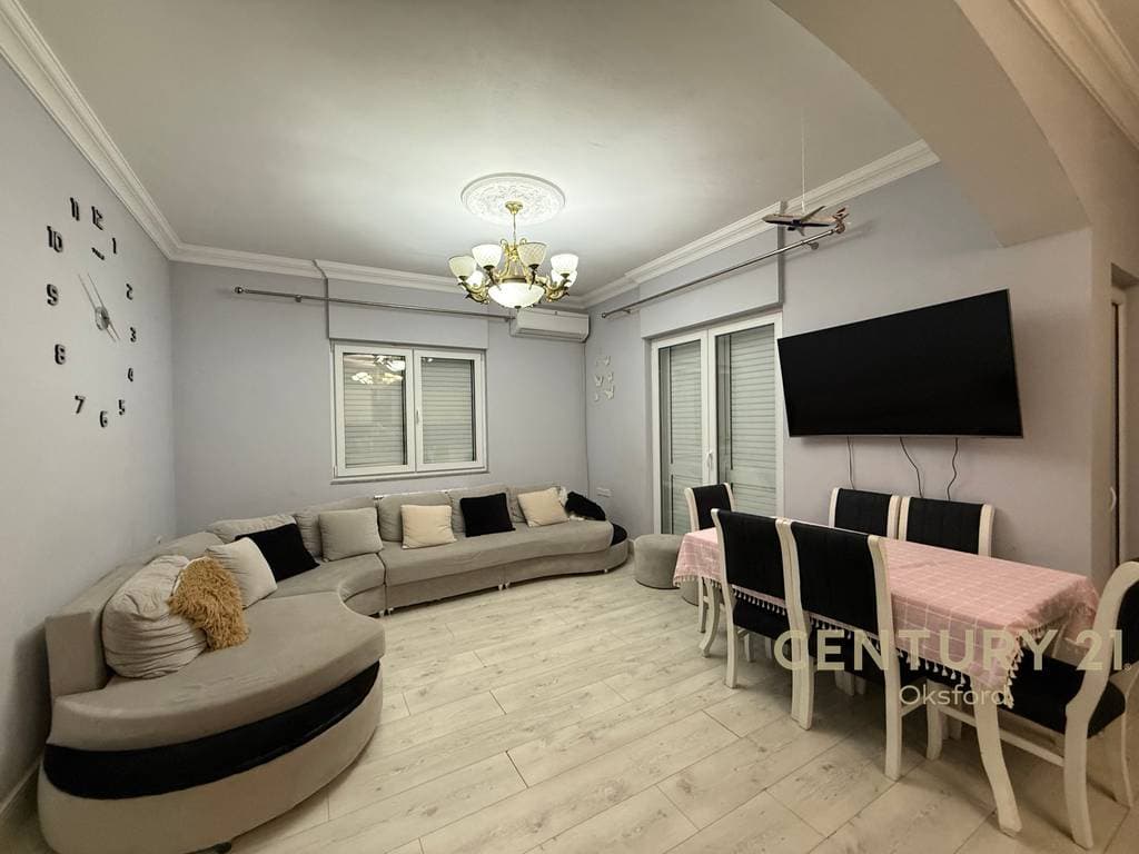 Vilë trekatëshe për qira në Mjull-Bathore – oborr privat & parkim! 2
