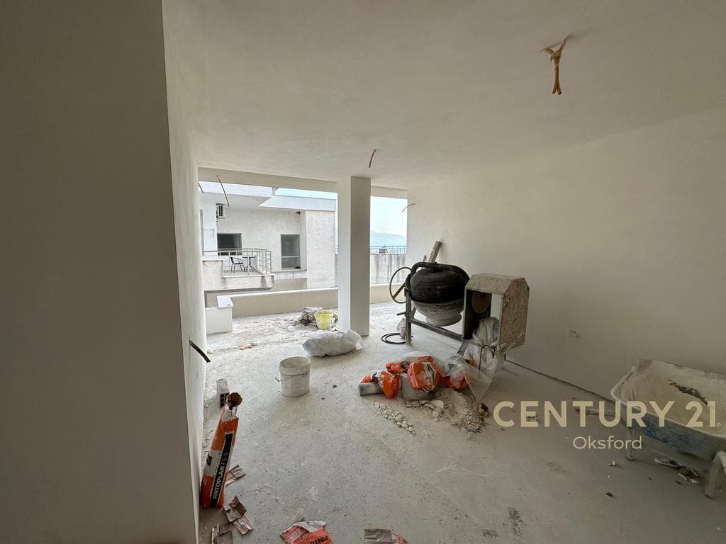Apartament 2+1+2 me Verandë të Madhe për Shitje në Sarandë 2