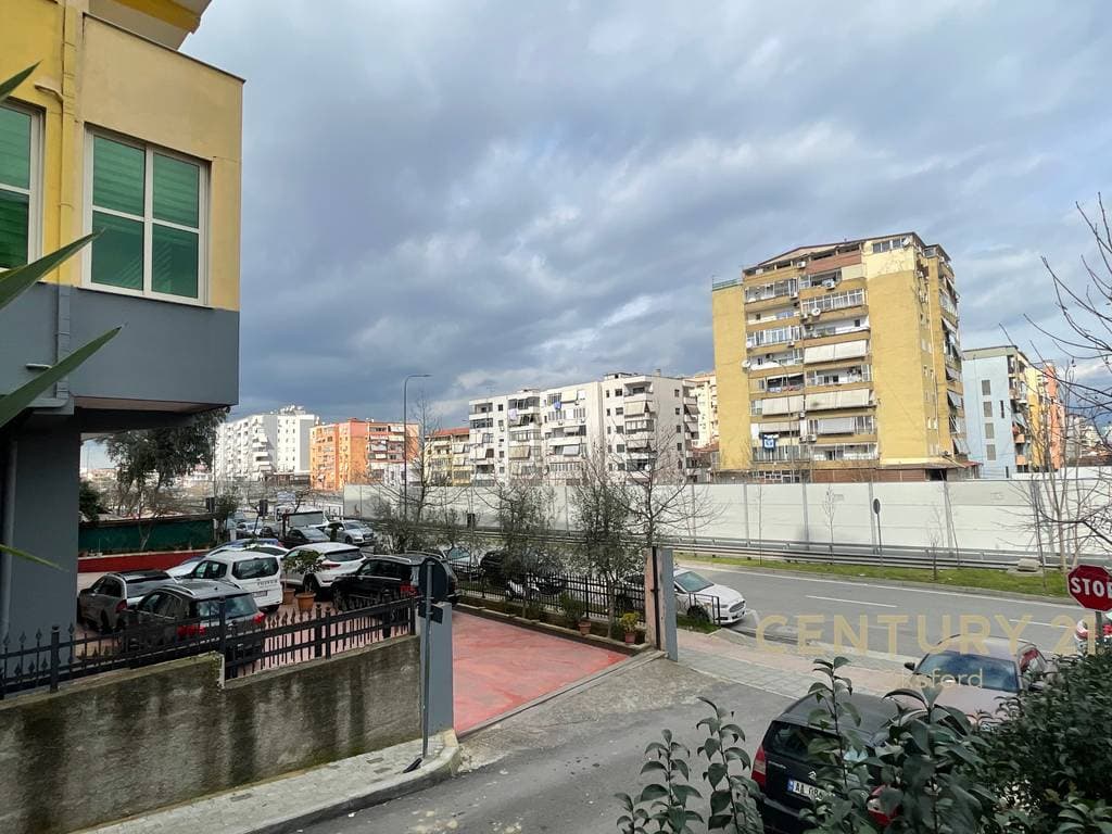 NJËSI TREGTARE PËR SHITJE – Afër Kopshtit Botanik dhe Zoologjik të Tiranës !! 3