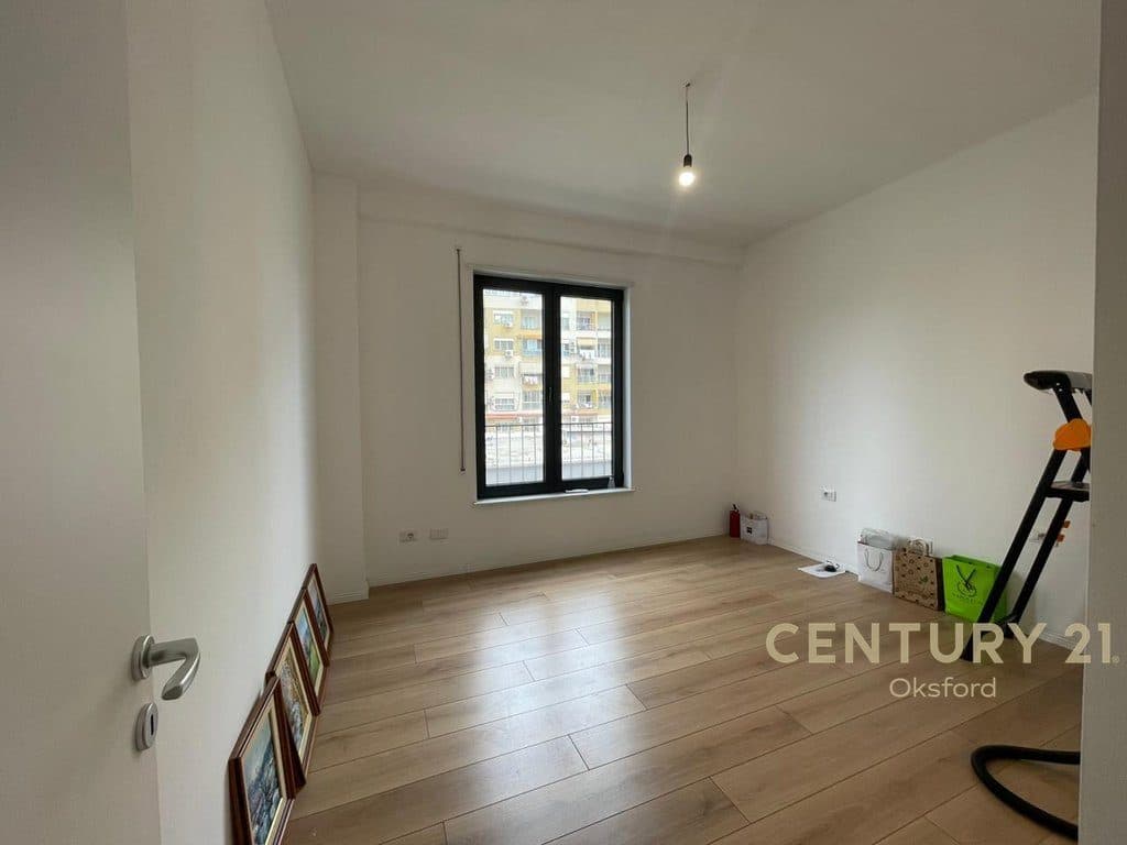 JEPET ME QIRA APARTAMENT PER ZYRA 3+1 TE STACIONI I TRENIT 3