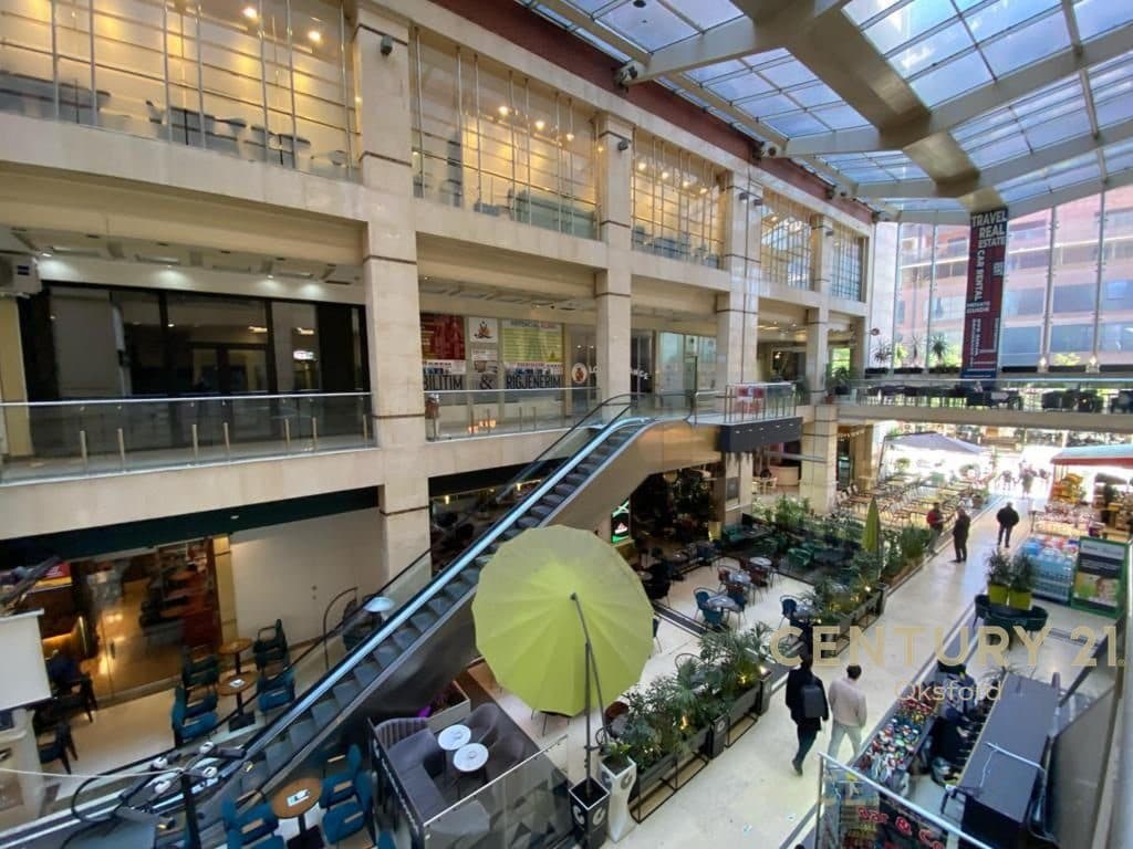 TEK RRUGA E BARRIKADAVE ,QENDRA GALERIA SHESIM NJESI 2
