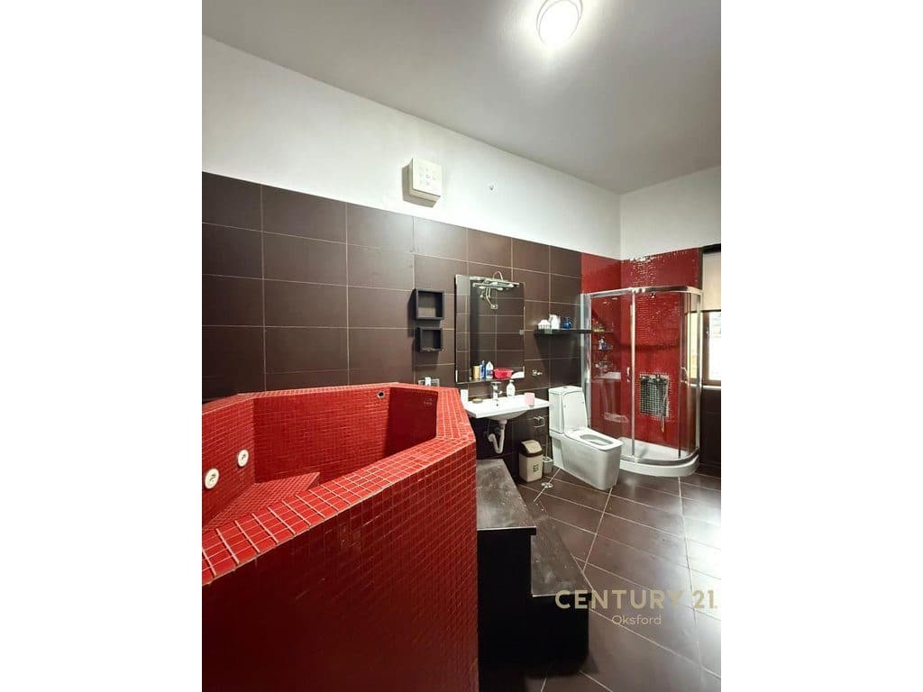 PËR SHITJE - Apartament 2+1+2 në qendër të Tiranës, i vendosur në Rrugën Barrikadave, Tiranë! 4