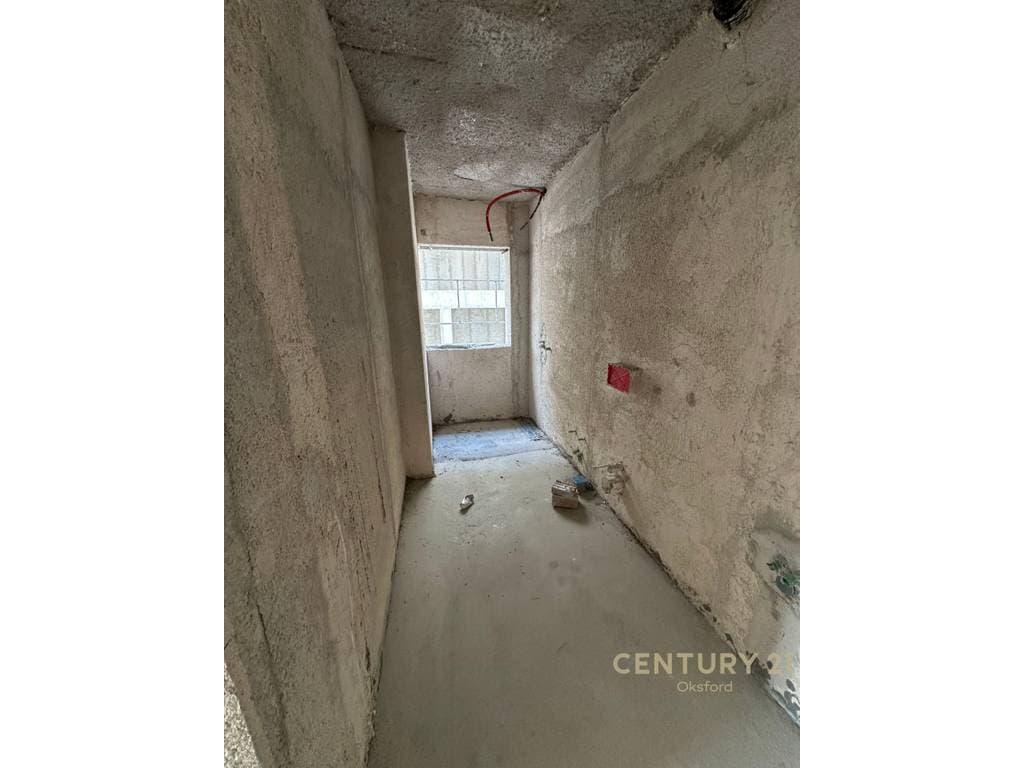 Apartament 2+1+2 me Verandë të Madhe për Shitje në Sarandë