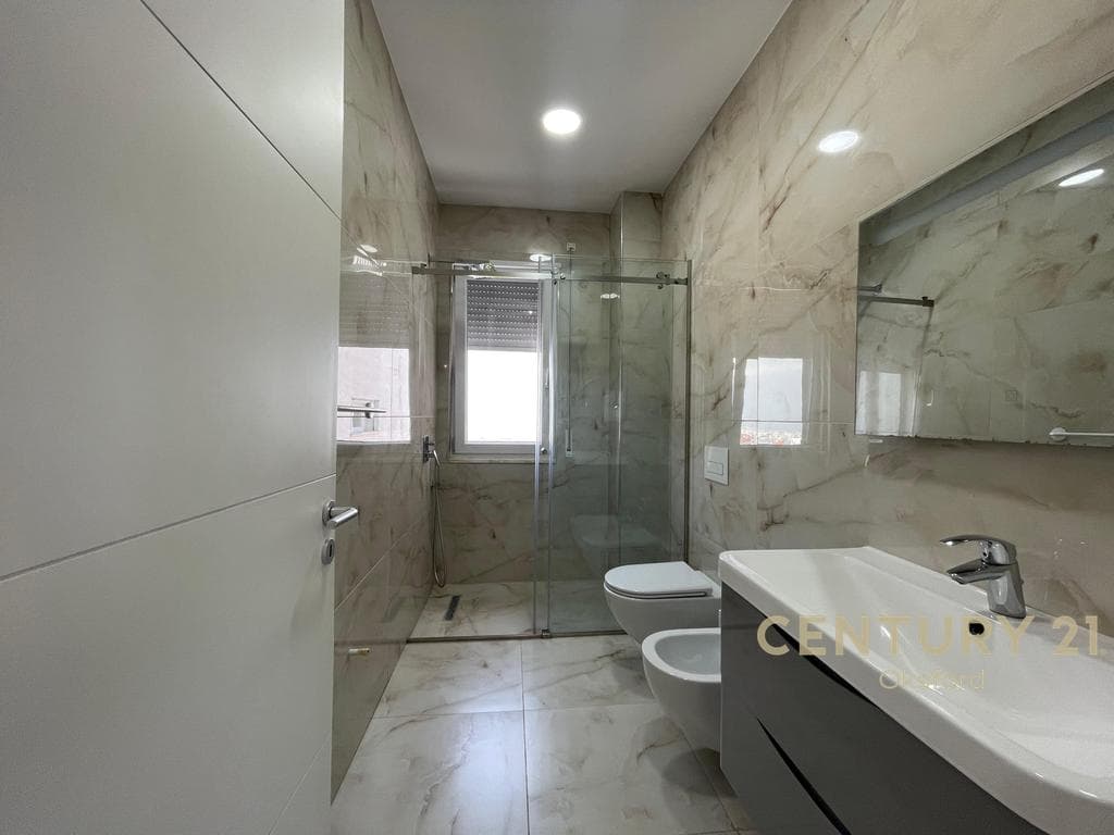 APARTAMENT PËR QIRA 2+1+2+POST PARKIMI TE KOPSHTI BOTANIK! 2