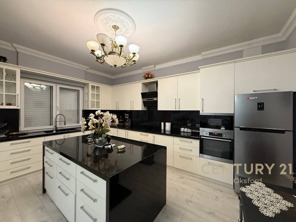 Vilë trekatëshe për qira në Mjull-Bathore – oborr privat & parkim! 3