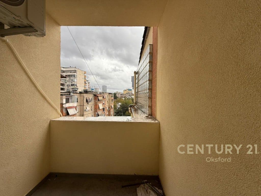 Shitet Apartament 1+1 i Arreduar pranë Qendrës së Tiranës – Rruga Fortuzi ! 2
